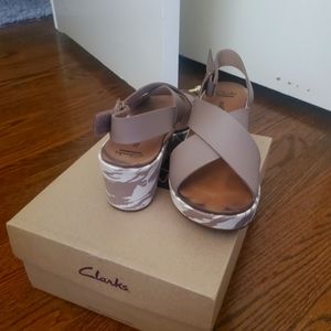 Clark's Sandals 7.5 taupe